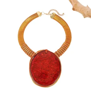Collier statement géométrique exagéré en pierre précieuse rouge avec enroulement de fil d'or.