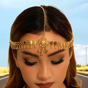 Gros plan d'un bijou de tete boheme en alliage dore avec strass et cristaux pour femme.