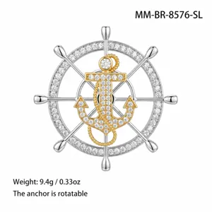 Detailansicht einer drehbaren Anker-Steuerrad-Brosche mit funkelndem Zirkon in Bicolor.