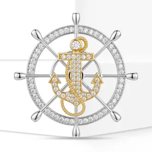 Nahaufnahme Detail der luxuriösen rotierenden Schiffssteuerrad Brosche mit Zirkon Besatz.