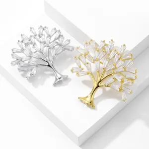 Primo piano della squisita spilla albero dei soldi in zircone, elegante trama metallica e pietre.