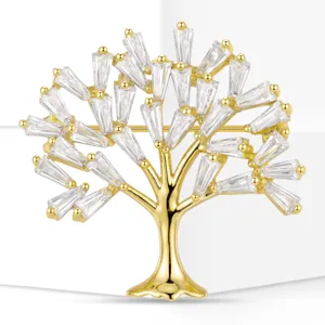 Elegante spilla ad albero della vita in zirconi cubici dorati, splendido accessorio.