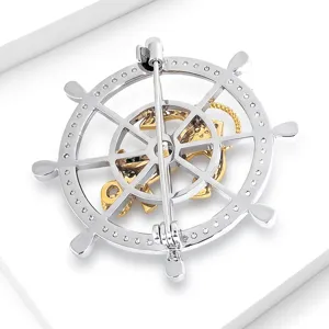 Detailansicht der drehbaren Schiffssteuerrad Brosche mit Metallnadel und goldenem Anker.