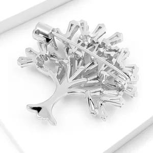 Dettaglio posteriore spilla albero dei soldi argentata, elegante accessorio di gioielleria vegetale.