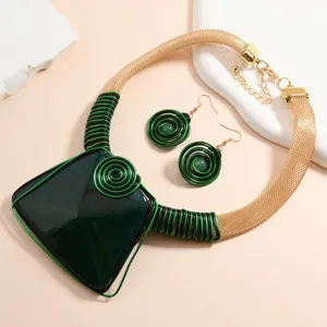 Set collana e orecchini statement in acrilico intrecciato con filo verde grosso