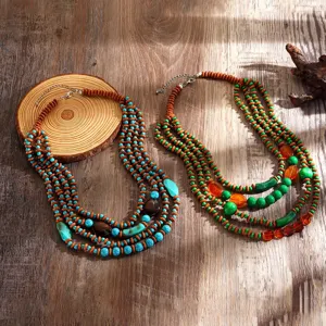 Collana multistrato in perline di legno stile boho con turchese finto ed acrilico.