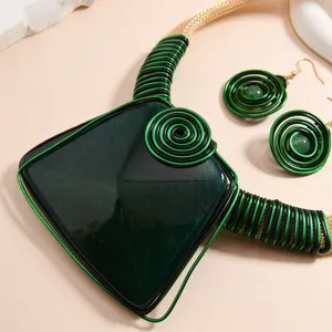 Set di collana e orecchini in acrilico gemma intrecciato a filo vista dettagliata.