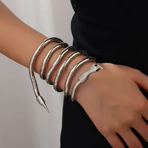 Dettaglio di un elegante bracciale in metallo a forma di serpente, design gotico.