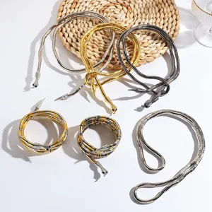 Set di gioielli con collana e bracciale a forma di serpente metallico multicolore alla moda.