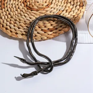 Collana choker serpente gotico tendenza, accessorio gioiello flessibile in metallo scuro.
