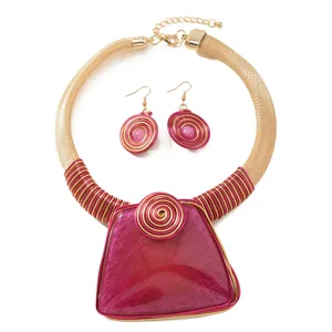 Set collana e orecchini audaci con design in filo metallico intrecciato e ciondolo in acrilico rosa.