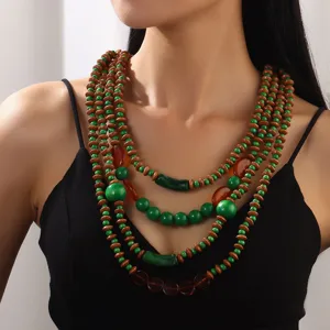Collana boho multistrato di perline di legno con dettagli in resina e finta turchese verde.
