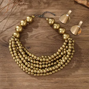Boho mehrsträngige goldene Holzperlen Halskette und Ohrringe Set, Detailansicht.