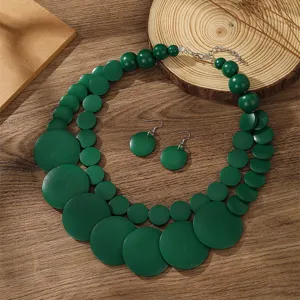 Estilo boho verde abalorios de madera collar doble capa y pendientes set detalle