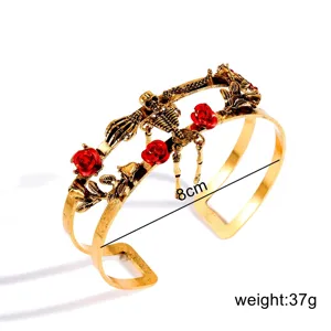 Bracciale rigido polsino vintage con teschio rosa punk, gioiello braccio dorato gotico.