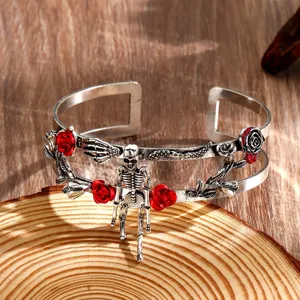 Splendido bracciale rigido punk gotico con teschio, serpente e decorazioni di rose rosse.