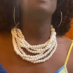 Collier ras de cou statement perles en bois blanc multicouche style ethnique bijoux de fete femme