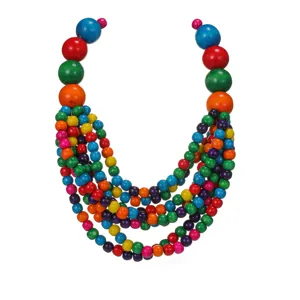 Collier multirang en perles de bois colorées gros plan, style ethnique boho chic.