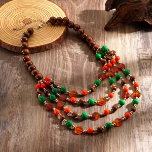 Dettaglio ravvicinato della collana boho multistrato con perline di legno e acrilico.