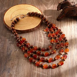 Collana multistrato perline legno acrilico bohémien vista dettaglio stile vintage donna