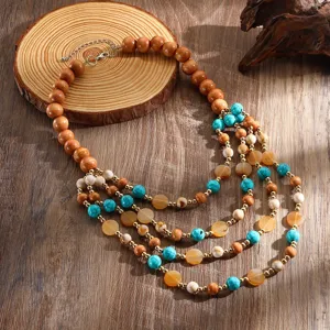 Collana di perle multilivello in stile boho con perline di legno e dettagli turchesi.