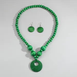 Set collana e orecchini rotondi in perline di legno verde fatti a mano per donne