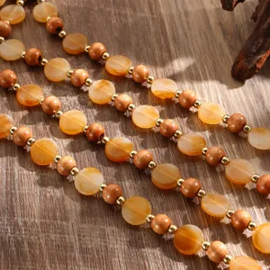 Dettaglio in primo piano della collana di perline boho multistrato con perline di legno e ambra.