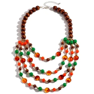 Collana statement boho multistrato in perline di legno e acrilico nel dettaglio.