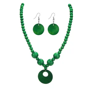 Primo piano di collana di perline di legno verde e orecchini rotondi set dettaglio.