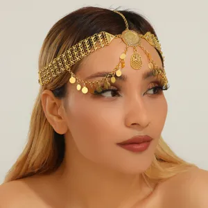 Nahaufnahme der goldenen Münz-Kopfkette mit filigranen Anhängern und funkelnden Strasssteinen.