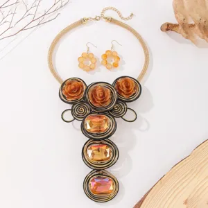 Σετ boho κολιέ και σκουλαρίκια με κεχριμπαρένια τριαντάφυλλα ρητίνης και κρυστάλλινες πέτρες.