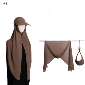 Λεπτομερής εικόνα της καφέ κουκούλας hijab από σιφόν και του καπέλου με γείσο καθαρά.