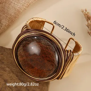 Primo piano dettagliato che mostra la texture fine e la grande gemma in resina del bracciale.