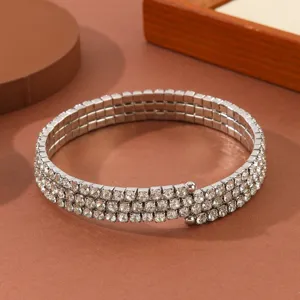 Vista di dettaglio di un bracciale da braccio multistrato in strass, design argentato.