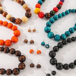 Ensemble collier et boucles d'oreilles en perles de bois colorées bohème pour femmes.