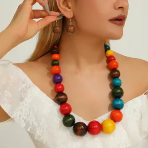 Ensemble collier et boucles d'oreilles en perles de bois coloré pour femmes boho.