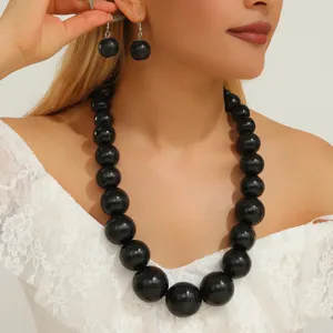 Ensemble collier et boucles d'oreilles en perles de bois noir, bijoux style boho.