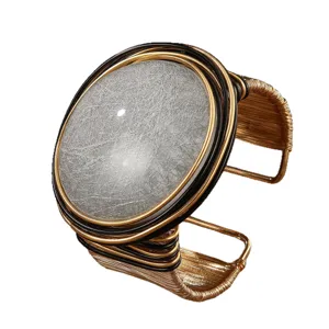 Bracciale rigido in filo intrecciato con grande pietra di resina rotonda moda donna vista