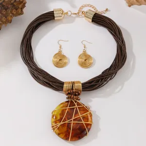 Collana multietnica cordino marrone e orecchini a spirale con ciondolo in resina.