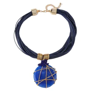 Collana trendy a cordoncini blu multipli con ciondolo in resina e filo dorato.