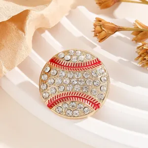 Gros plan d'une broche élégante en strass baseball avec base en alliage et détails rouges.