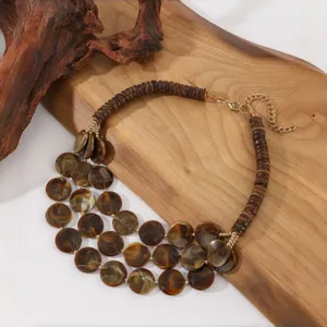 Gedetailleerd overzicht van een prachtige meerlaagse acryl schijf en houten kraal ketting.