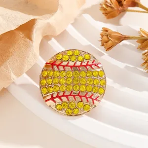 Vue de detail d'une broche softball en strass et alliage pour vetements et accessoires