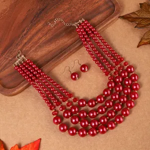 Ensemble de bijoux de collier de perles artificielles rouges multicouches et boucles.