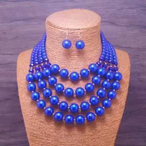 Vue détaillée de l'ensemble de collier et boucles d'oreilles de perles bleues multicouches.