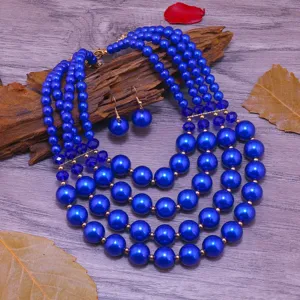 Vue détaillée de l'ensemble de collier et boucles d'oreilles en perles bleu roi.