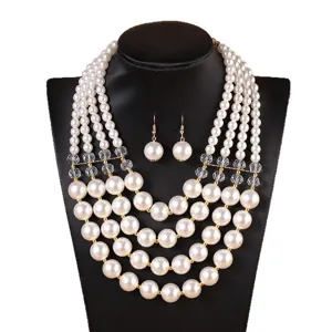 Ensemble de collier de perles artificielles multicouche et boucles d'oreilles pour femmes chic.