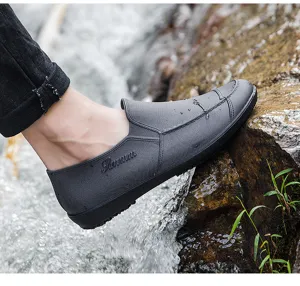 Waterproof short rain shoes for adults, anti-slip slip-on outdoor work rubber boots.