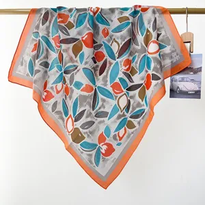 Foulard quadrato in cotone con vivace stampa botanica e bordo arancione estivo.