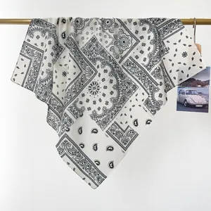 Vista dettagliata del foulard bandana paisley retrò 100% cotone in classico bianco e nero.